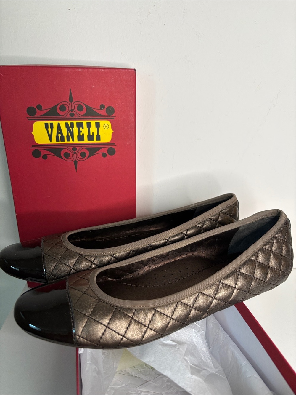Vaneli Quilted Brown Serena Ballet Flats with Patent Toe 9N NIB - Picture 2 of 7